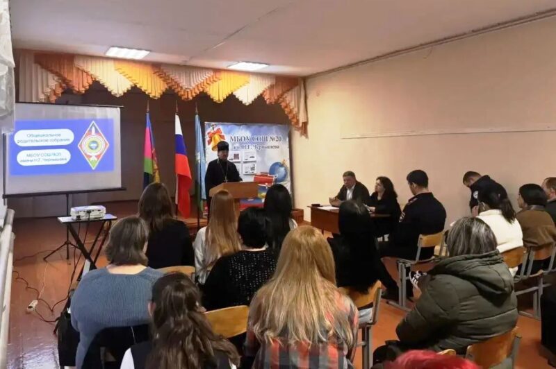Священник принял участие в общешкольном родительском собрании