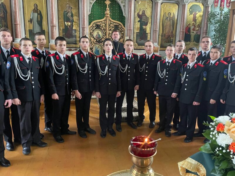 Учащиеся кадетского корпуса посетили Свято-Троицкий храм станицы Казанской