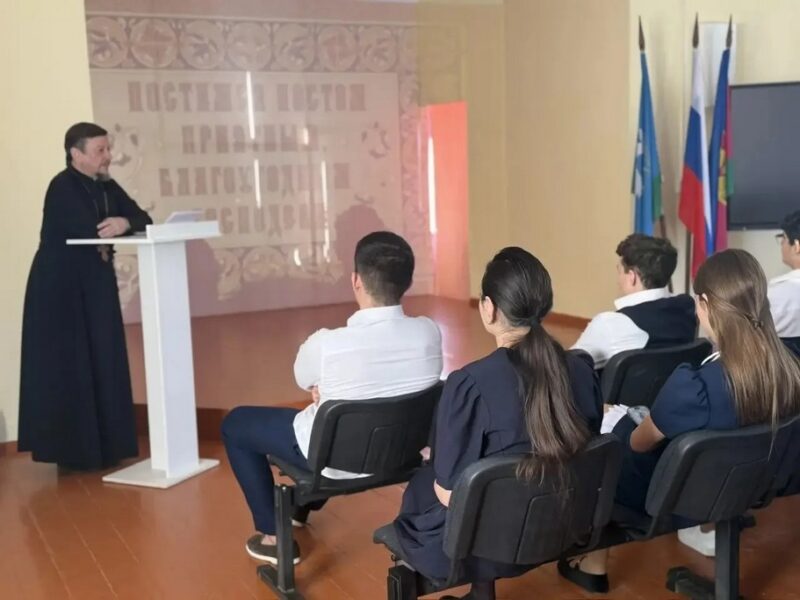 Священник провел запланированные занятия в школе №19 станицы Казанской