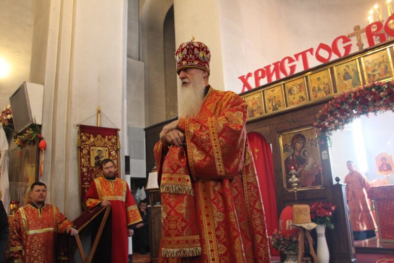 В четверг Светлой седмицы, 16 апреля 2026 года, епископ Тихорецкий и Кореновский Стефан возглавил Божественную литургию в Свято-Никольском храме станицы Кавказской