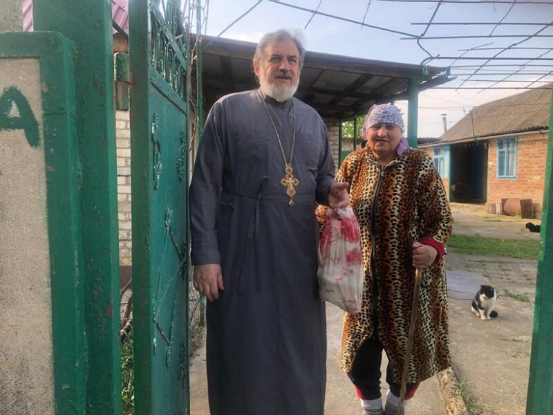 В дни Светлой Пасхи, настоятель храма Святого Архангела Михаила протоиерей Сергий Федоренко и работники социальной помощи Церкви