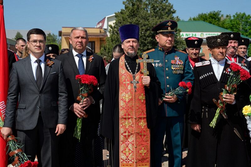 Настоятель Свято-Троицкого храма протоиерей Кассиан Кравцов поздравил станичников и гостей с Днем Победы
