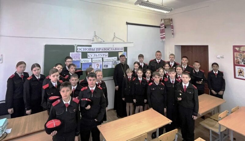 В станице Казанской священник провел запланированное занятие с учащимися школы №43